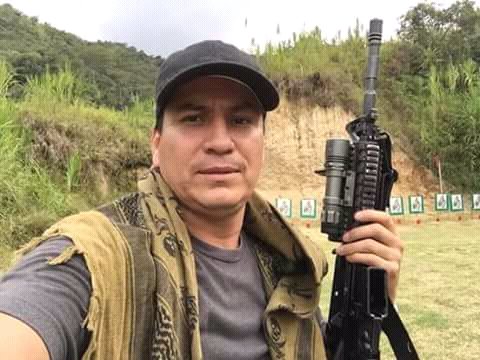 ColBolivariana's tweet photo. Este señor es Holman Guevara Paredes, asesor político de Paloma Valencia, quien dice estar listo e invita por redes sociales a armarse para  defender a Álvaro Uribe Vélez. 
Qué dice el señor Néstor Humberto Martínez (@FiscaliaCol) sobre esto? https://t.co/M3jwvtmrPZ