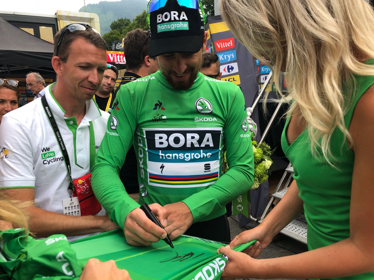 RT pour gagner ce #MaillotVert signé par <a href="/petosagan/">Peter Sagan</a> ! 💚

#ŠKODAWeLoveCycling