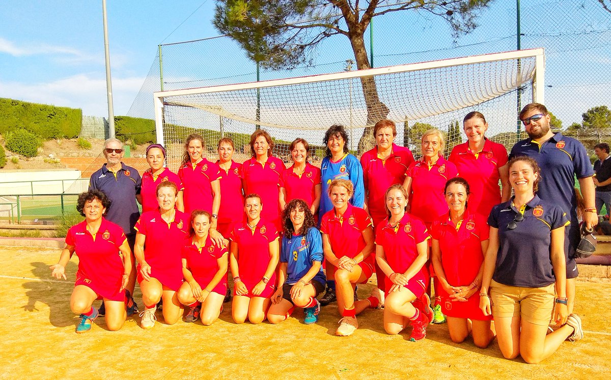 redsticks35's tweet image. Agus liderando a la selección Española +50 #Redladies50 en breve vs Australia @rfe_hockey @FIH_Hockey @ExinMastersWC @cdterrassa1910 #backtoplay #itsnever2l8