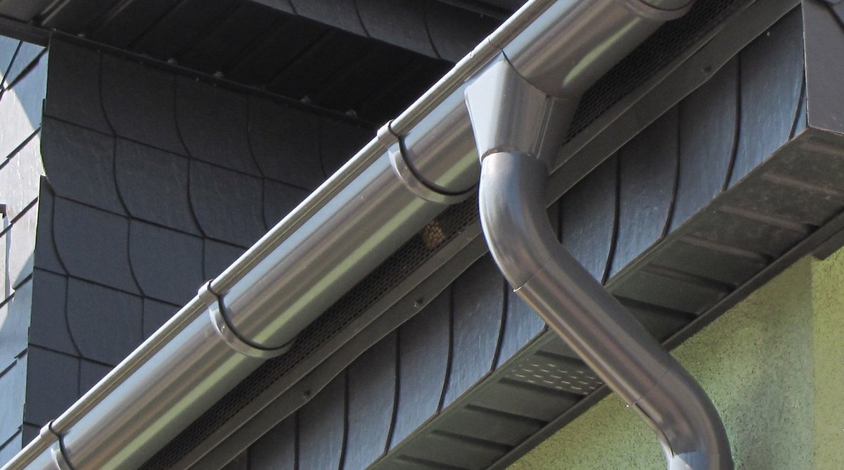 TopShelfRoofing's tweet photo. When was the last time you cleaned your gutters?

Learn How to Clean Rain Gutters TODAY

Clean gutters to protect your siding and landscape plantings, and prevent thousands of dollars of damage to your foundation.

CONTINUE READING: https://t.co/7jDx3l9XYV https://t.co/o4VHa6HHTj