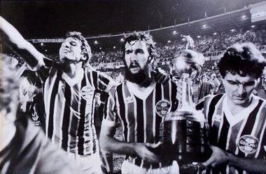 Gremio's tweet photo. Hoje, há 35 anos, éramos campeões da Libertadores e pintávamos a América de azul pela primeira vez! 🏆🇪🇪⚽️ #GrêmioCampeãoDaAmérica 

📷 Divulgação / Museu do Grêmio https://t.co/GtM9bT2XA1