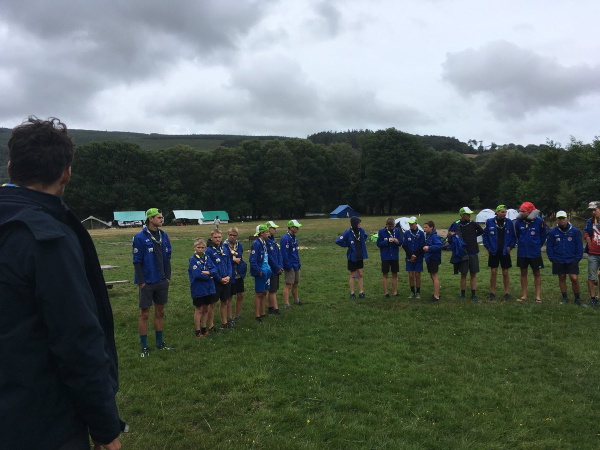 MMTroupe's tweet photo. Après deux jours de repos, les scouts de première année ont reçu leur totem et les scouts de deuxième année leur quali la nuit dernière! Cette après midi, les scouts de deuxième année ont fait leur promesse sous le temps maussade de Lough Dan! #ToutCreve #PecSaTenteEtSonShort https://t.co/IFMryVrO8e