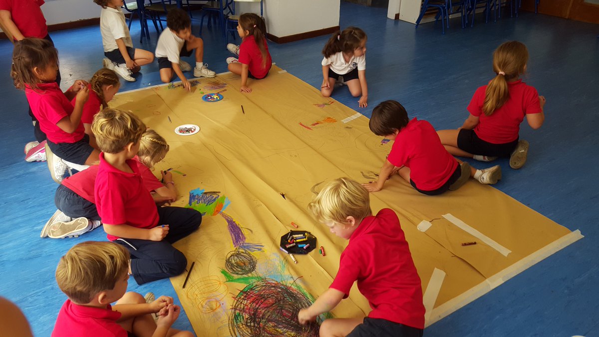 A través del arte los alumnos de K3 están aprendiendo el trabajo en equipo, cooperación y pensamiento creativo.

Through art, K3 students are learning teamwork, cooperation and creative thinking.