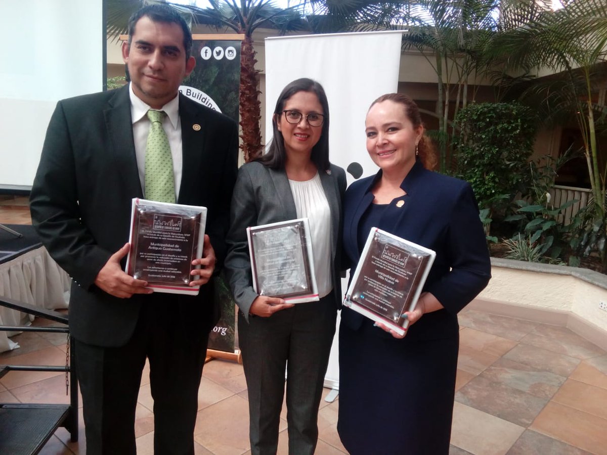ronyveliz692's tweet photo. La @MuniVillaNueva fue premiada por su participación del Desafio de Ciudades se #WWF2017-2018 el cual busca promover la sostenibilidad urbana para enfrentar el cambio climático. El galardón compartido con #Pachalum, #Antigua y #CiudaddeGuatemala. @servipubliVN @CanalVntv https://t.co/81w1w6SROP