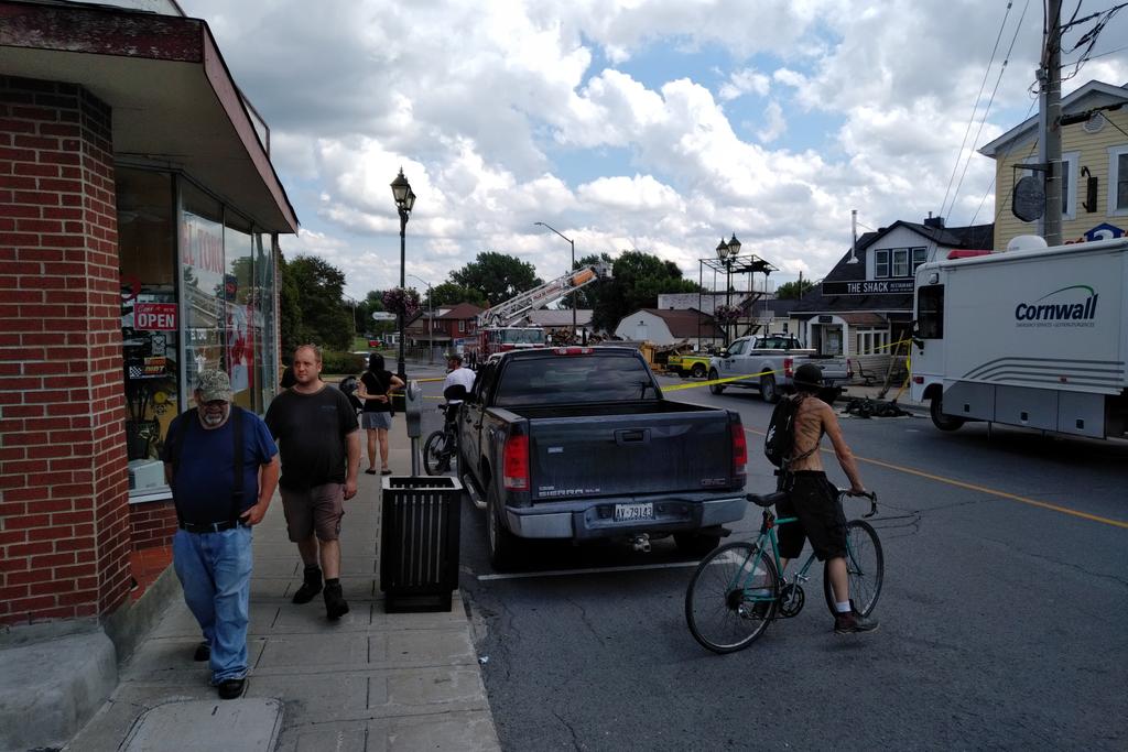 The fire scene is still bringing people to the area to see, almost 19 hours after it started. #CornwallON #fire https://t.co/BxqePYkp22