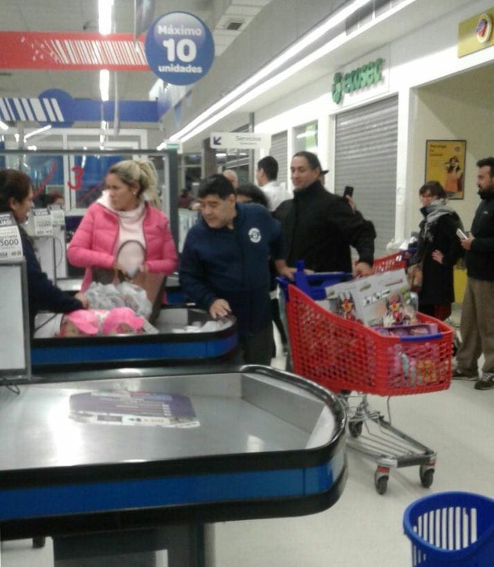 smconectado's tweet photo. #AHORA Los vecinos pudieron a Diego Maradona en el Carrefour de Bella Vista. https://t.co/ZzqdU48OAu