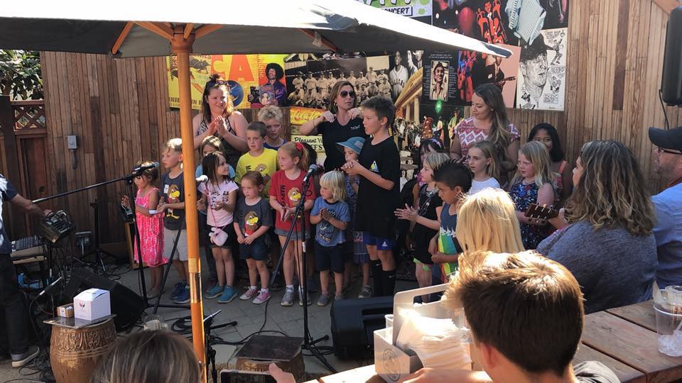 Here's what it's all about! Farmar Falcons singing their hearts out with Justine Chadley #justinechadley #inharmonymusic #maryfarmarpta #gimmeabeatbenefitconcert #luccabarandgrill