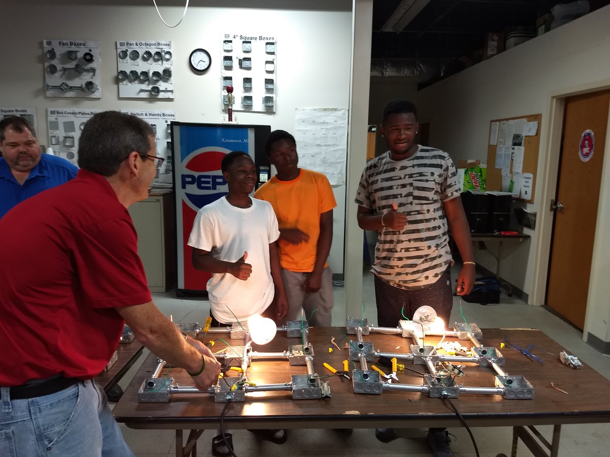 KJATC's tweet image. Community In Schools of Kalamazoo visited our training center on Thursday.  We had a lot of fun talking about apprenticeships. Bending conduit and making the lights work.  Thank you for letting us be part of this fantastic program. @CISKalamazoo @IBEWNECAetA @KJATC