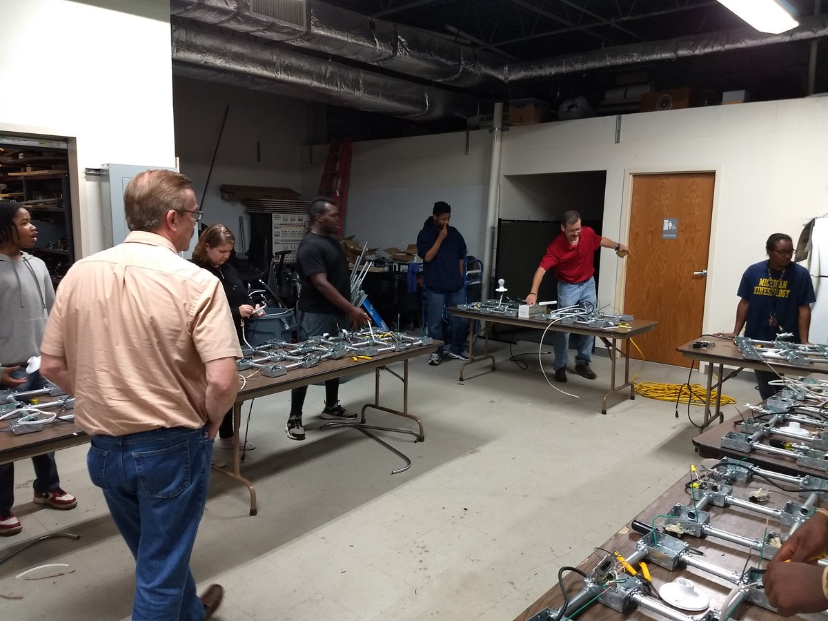 KJATC's tweet image. Community In Schools of Kalamazoo visited our training center on Thursday.  We had a lot of fun talking about apprenticeships. Bending conduit and making the lights work.  Thank you for letting us be part of this fantastic program. @CISKalamazoo @IBEWNECAetA @KJATC