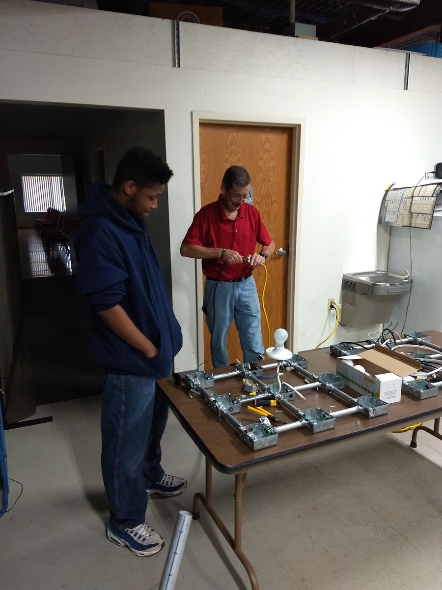 KJATC's tweet image. Community In Schools of Kalamazoo visited our training center on Thursday.  We had a lot of fun talking about apprenticeships. Bending conduit and making the lights work.  Thank you for letting us be part of this fantastic program. @CISKalamazoo @IBEWNECAetA @KJATC