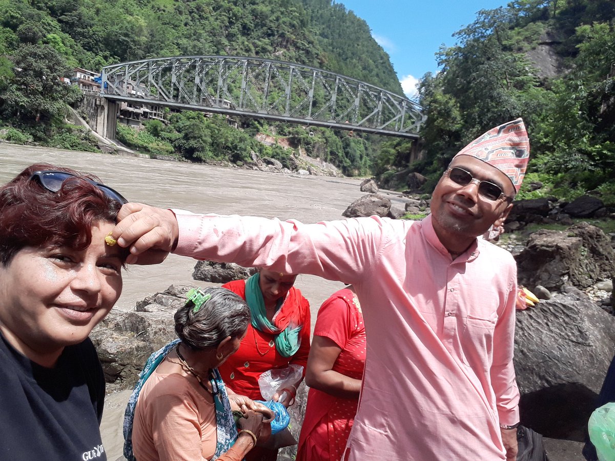 अरुत त्यस्तै हो! दाइले बच्चा बेलामा पढ् भन्दै गाली गर्दा म कैले ठुली भएर दाइले जस्तै अरुलाई गाली गरौला भन्ने लाग्थ्यो। आफ्नो भर पुर माया ममता र साथ दिएरै मलाई #म बन्न प्रेरित गर्ने दाई नै मेरोलागी असल गुरु हुनुहुन्छ। म सधै दाई संग रिसाउन र धम्क्याउन पाइरहु भगवान
 #शुभगुरुपुर्णिमा