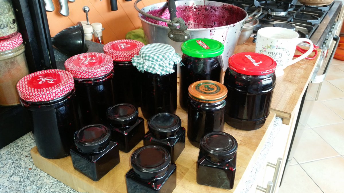lifewithAutism1's tweet photo. From Mulberry tree to jam jars in 24 hours using a 100 year old recipe. #DoingItTheOldWay https://t.co/efMSgRZBi2