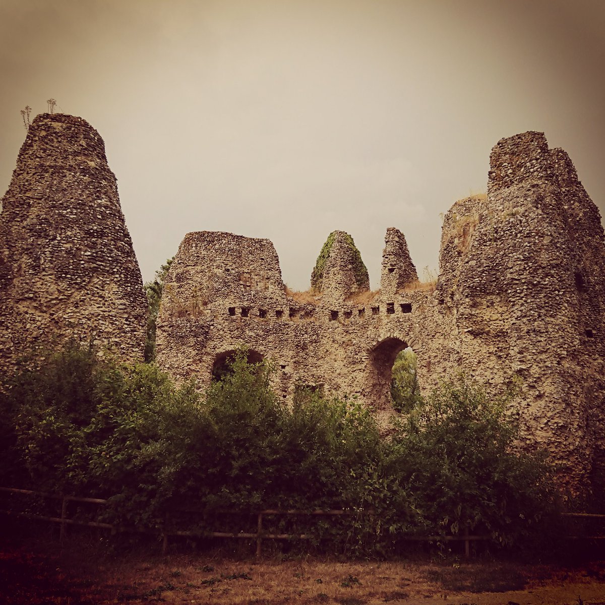 Walks_Time's tweet photo. Just back from 9 mile circular stroll from #Odiham... which included a visit to the "historic ruin" of #OdihamCastle... which I was unaware of until I looked up why #ThreeCastlesPath was so called... Nice and peaceful along #BasingstokeCanal... and cooling rain for last mile. 😀 https://t.co/4owNAxqBgP