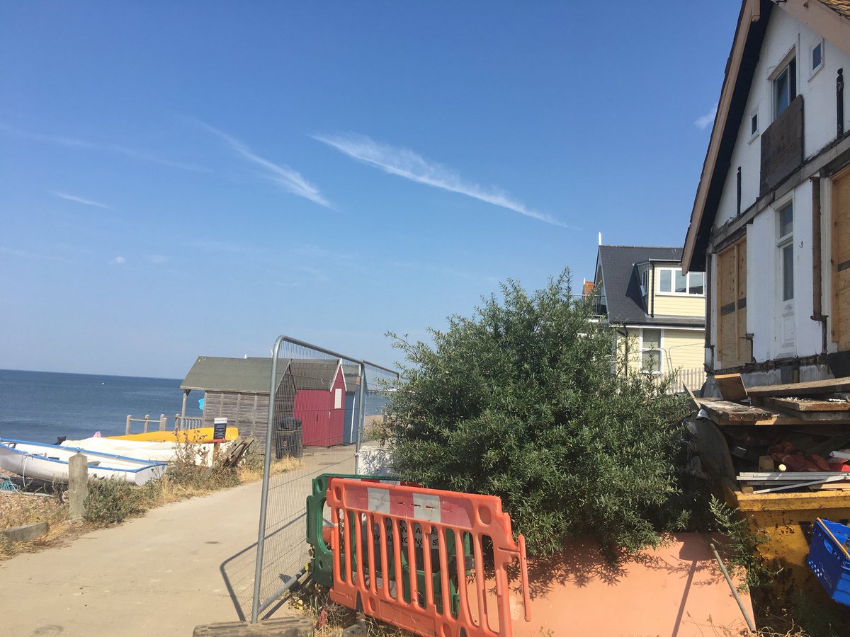 CircleofDivine's tweet photo. #EclipseChasing @hernebay @CaptainDigby @broadstairs with GeoffreyCornelius and Maggie Hyde chatting on #Varahmira and the myth on how he got this name! #sage #Varahmira @jessicacadams missed you! GeoffreyAndMaggie asking after you. https://t.co/YiCcVeGfZv
