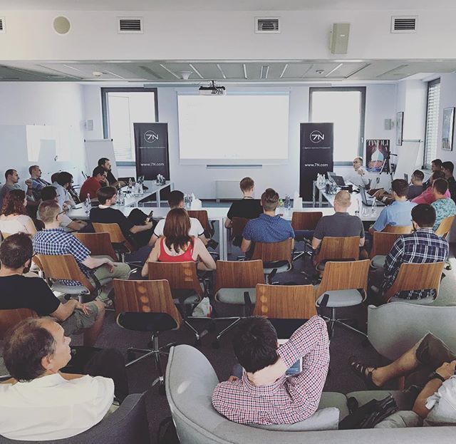 ngKalbarczyk's tweet image. Maciej Treder is rocking on stage! #angularwarsaw #angular #seo #social #javascript @7npoland #meetups