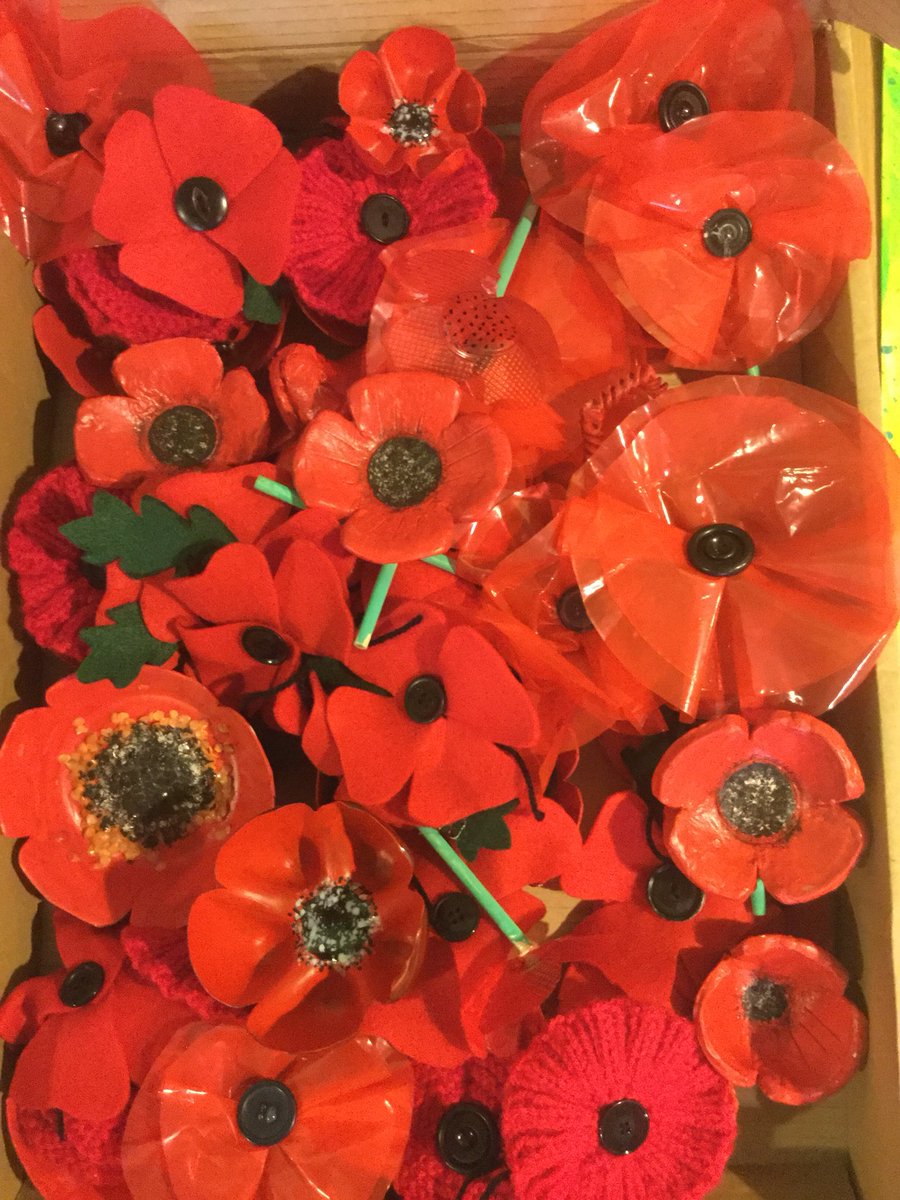 murstonheArt's tweet photo. They are coming in now -  100 arrived #specialdelivery from #SwaleinBloom #SwaleBoroughCouncil #public #droppingoff - Wow #WW1poppies #PublicEngagement #total #theydidnotforget #100poppysites #communitiesworking #CreativeSwale https://t.co/bDAXB86xmo
