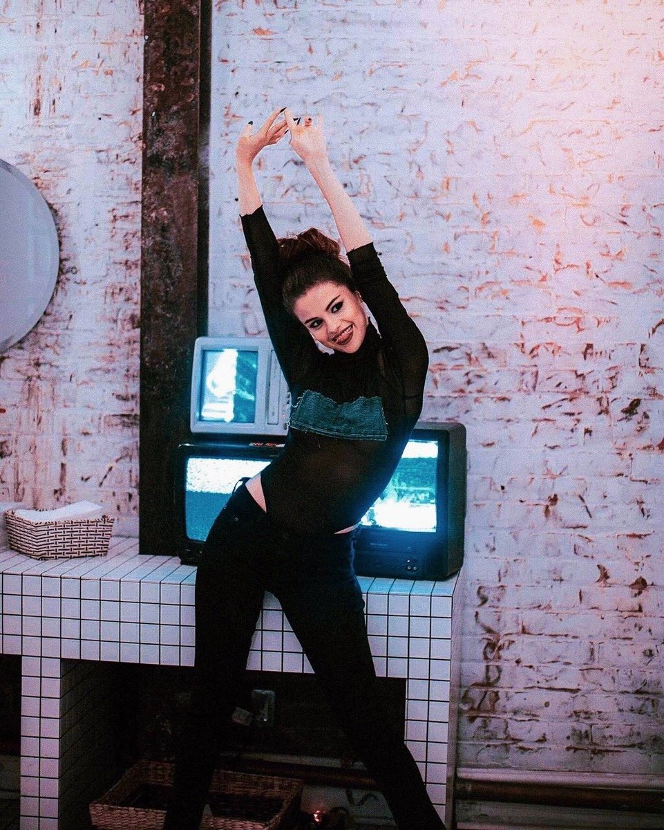 selenationvote's tweet photo. META: DUZENTAS respostas nesse tweet.

#MTVHottest Selena Gomez https://t.co/uQYkoRDqqu