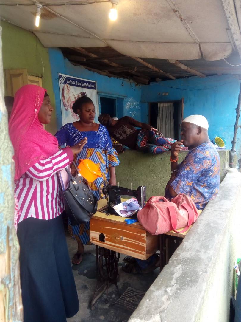 NAIISNG's tweet photo. #NAIIS2018
LACA Manager explaining to the Baale, Obanikoro, Bariga Somolu LGA on eligibility criteria for household selection following his insistence to get tested as the traditional leader and having expecting the counselor testers for so long
#LagosState #getingtozero https://t.co/cKHtrb7abv