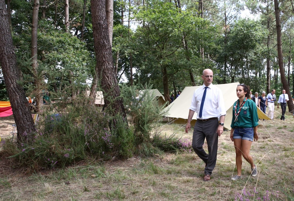 jmblanquer's tweet photo. Vive les Scouts! 🏕☀️🌳🤝
L’esprit d’équipe, de responsabilité et d’ouverture aux autres &amp; l’amour de la nature à l’œuvre chez tous ces jeunes que nous avons vus avec @gdarrieussecq
Merci à tous les mouvements de scoutisme et à ceux qui nous ont reçus aujourd’hui
@sgdf @EEUdF https://t.co/w1ZMxCw8g3