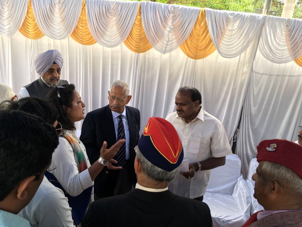 NMMBangalore's tweet photo. On #KargilVijayDiwas, #FaujiKids present an open letter (https://t.co/GUkDBDJeo9)  to  #CompleteNMM  #InMyFathersName with Hon @CMofKarnataka  @hd_kumaraswamy &amp;  Deputy CM @DrParameshwara . @BDABLR MUST Finish #NationalMilitaryMemorial by 15Aug18 so as NOT  to dishonour #martyrs https://t.co/XsqhqBZ84e