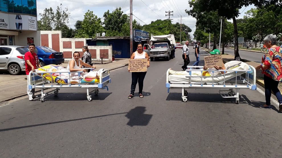 NTN24ve's tweet photo. Enfermos del Hospital Universitario Dr. Manuel Núñez Tovar en Maturín, estado Monagas, salieron a las calles acostados en sus camillas como señal de protestas exigiendo insumos médicos para poder ser operados #27Jul https://t.co/qjTChsIKAt https://t.co/BqEVDtZdCL