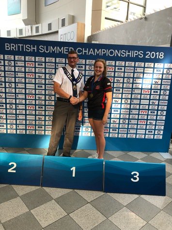leicestersharks's tweet photo. Cracking race from @MGlenister02 in the fastest heat of the 1500m at #SummerChamps18 as she takes her maiden title in the 16yrs age group in a new best time of 17.07.92! Fantastic Race that final heat and #PerfectPacing from Michaella! #SharksMedal #DistanceSwimming #SharksPB https://t.co/B7GnRW1iUZ