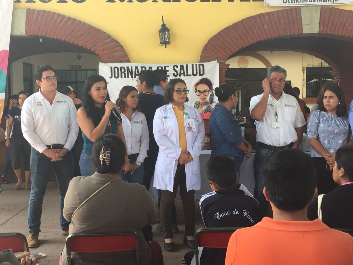 SEMOVI_GobOax's tweet photo. Personal de la #Sevitra trabajamos de manera conjunta con las @UM_Sedesoh por una política social que beneficie a las familias oaxaqueñas. Hoy un módulo de expedición de licencias está instalado en San Jacinto Amilpas. https://t.co/bRaTy2wkHX