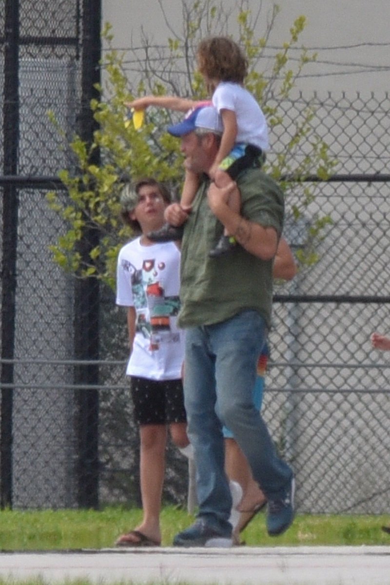 gwenblakeinfo's tweet photo. 📸 July 26th 2018 II Blake, Gwen and family arriving back from vacation, Fort Lauderdale FL [x26] https://t.co/pfXHODz1YM https://t.co/oqSJEnE0FT