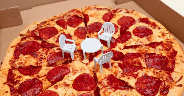Canadian eatery puts tiny chairs around the little ‘table’ that comes inside pizza boxes: adweek.it/2OiEKnq