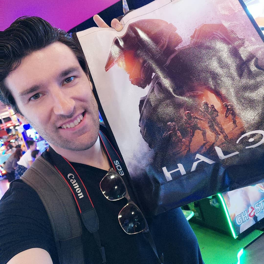 Today I was among the first in Asia to join 'Fireteam Raven' and the rest of the ODST troops in the fight against the Covenant!! 

Halo: Fireteam Raven is exclusive to Timezone at Vivo City in #Singapore

#malemodel #playhaloravensg #gamer #arcade #xbox #halo #gamermodel