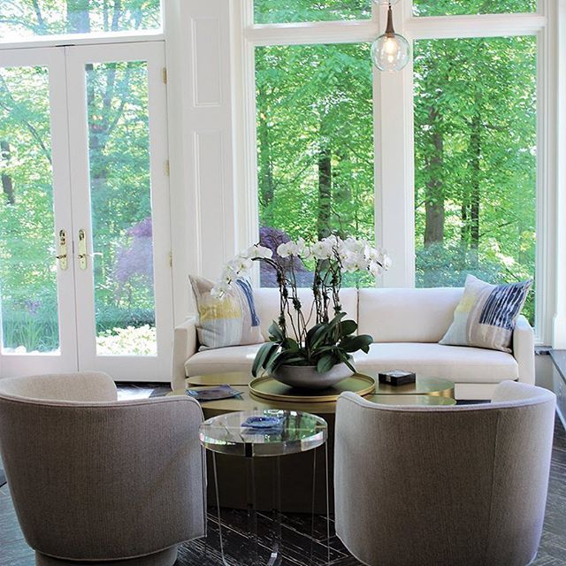 HomeAndDesign's tweet image. Elegant and and chic sun room by Kori Keyser of Keyser Interiors | keyserinteriors.com, #KeyserInteriors

#keyserinteriors #designpartners #interior design #sunroom #chic #elegant #sunroomideas #inspiration #views #relax #homeanddesigndc #homeanddesignmagazine #summerissue