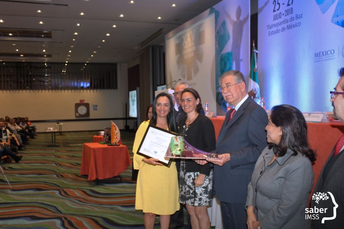 Saber_IMSS's tweet photo. #Entérate en el cierre de XXV #ForoSurIMSS de Investigación en Salud se otorgan reconocimientos a investigadores con mayor productividad científica, investigadores jubilados y primeros lugares en la exposición de cartel. https://t.co/TRQZEfX3JK