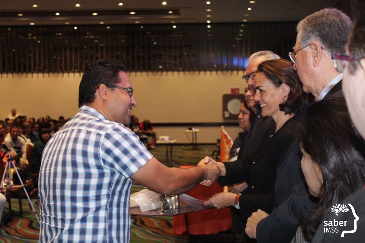 Saber_IMSS's tweet photo. #Entérate en el cierre de XXV #ForoSurIMSS de Investigación en Salud se otorgan reconocimientos a investigadores con mayor productividad científica, investigadores jubilados y primeros lugares en la exposición de cartel. https://t.co/TRQZEfX3JK