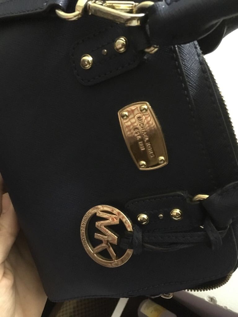 jignyasha's tweet photo. @MichaelKors plz can someone look into my issue?I contacted the MK store in Mumbai,India to see if they can repair my bag,but they said they don’t do any repairs.They directed me to @pressto,a laundry and repair service centre,but they refused to repair it either.Need help! https://t.co/rVN0oeXbsH