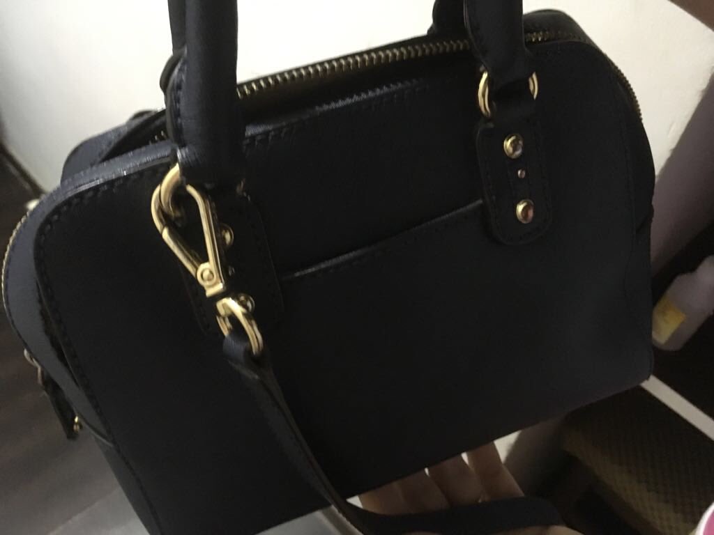jignyasha's tweet photo. @MichaelKors plz can someone look into my issue?I contacted the MK store in Mumbai,India to see if they can repair my bag,but they said they don’t do any repairs.They directed me to @pressto,a laundry and repair service centre,but they refused to repair it either.Need help! https://t.co/rVN0oeXbsH