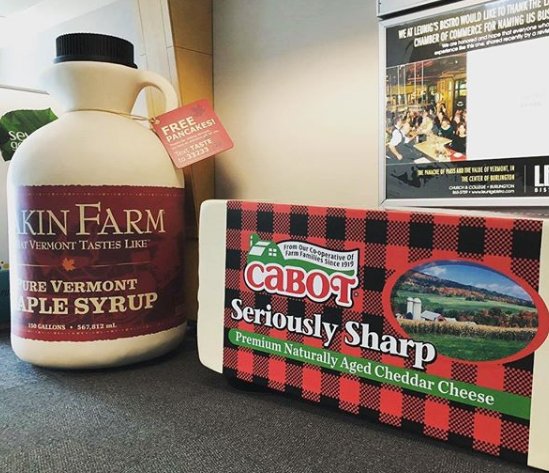DavidRosowsky's tweet image. Word is there is a 7-foot block of cheese and a 7-foot maple syrup at the Burlington Airport. What a great selfie opp! Just in time for our new students and their families arriving in a few weeks. @BTVAirport @cabotcheese @DakinFarm #UVM2022 #UVyum #BTV #VT