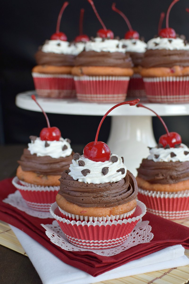 Satisfy your weekend sweet tooth with a touch of chocolate – Cherry Chocolate Chip Cupcakes, baby! &gt;&gt; bit.ly/2uP2wzk