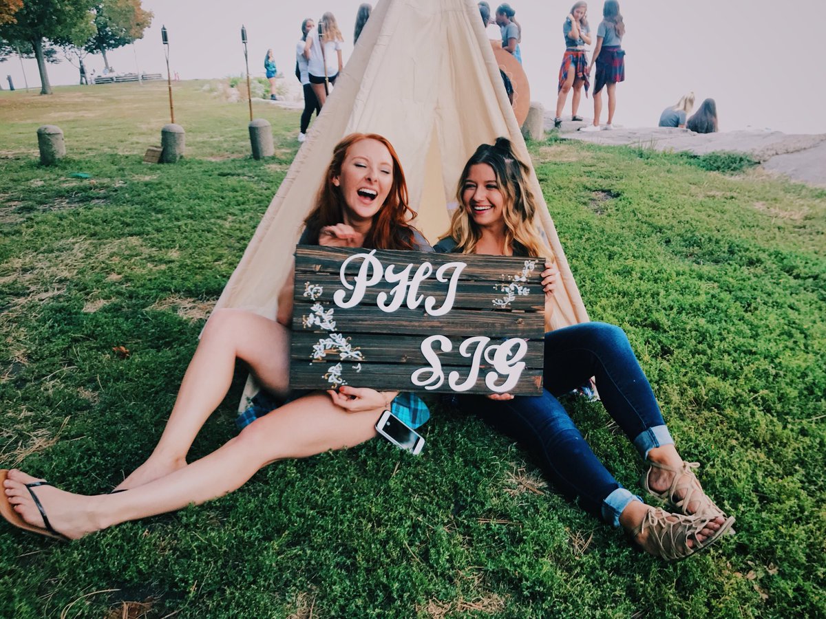 PhiSig_UIC's tweet image. Reminiscing last years bid day, and counting down the days till this years! ✨ #bidday #phisig #phisigsummer