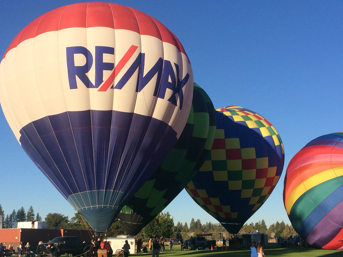 Awesome photo of the <a href="/keypropbend/">REMAX Key Properties</a> #Remax balloon at this morning’s launch #balloonsoverbend