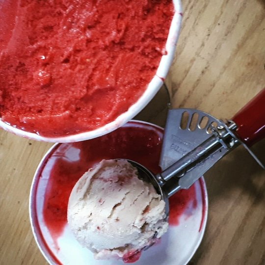 @guelphfarmersmarket tomorrow and we have pints of Vegan Raspberry Sorbet and Vegan PB&amp;J !
#guelph #guelphvegan #veganicecream #coconuticecream #smallbatchicecream #localandfresh #raspberrysorbet #pbandj #madewithawholelottalove