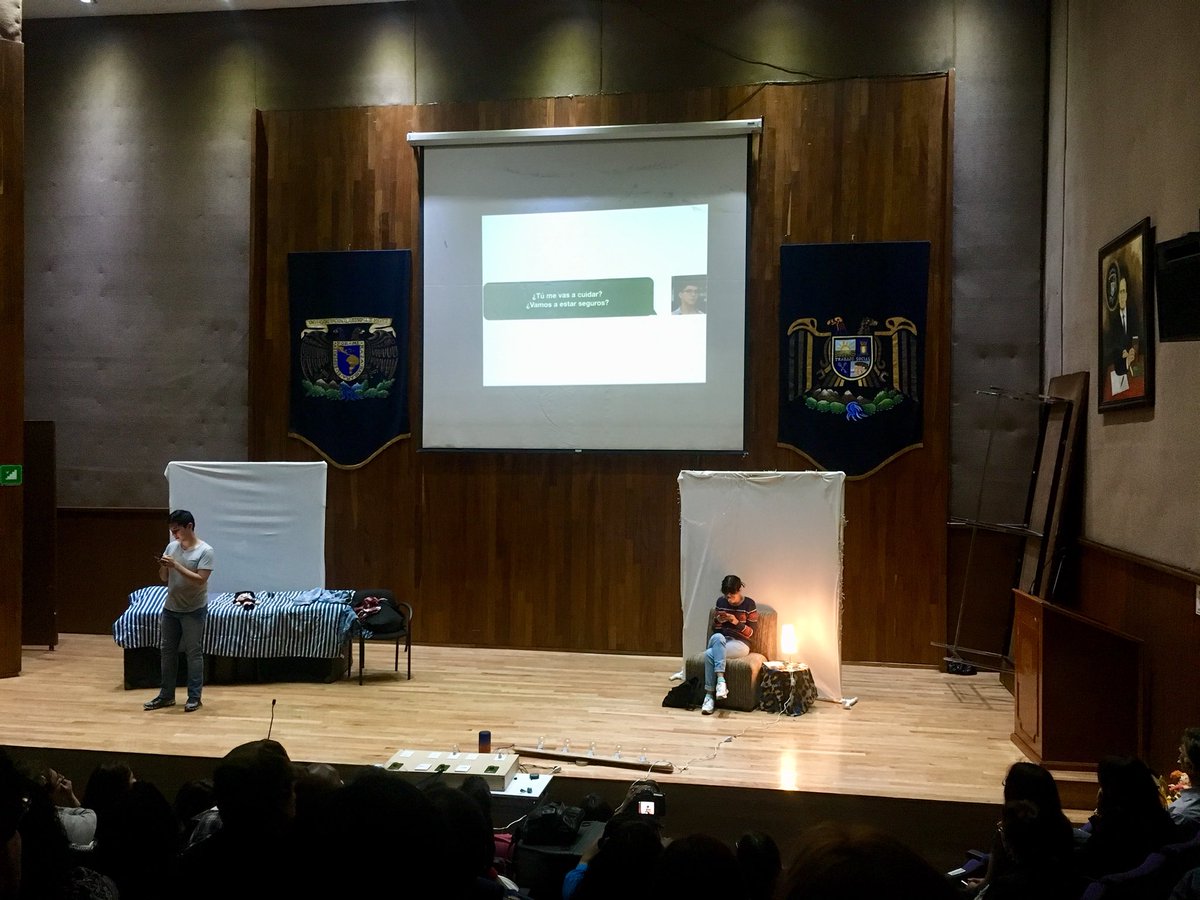 Brenda_Mon10's tweet photo. Obra de teatro “Riesgo red”. La interactividad fue increíble. 😁#educatic2018 @UNAMdigital https://t.co/mZjfuQZcXf