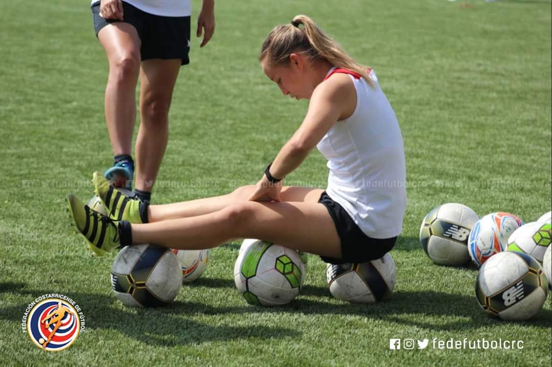 #FutbolFemenino

Como me gustaría ver fútbol femenino previo a los partidos de Primera División masculina. 
Desde mi perspectiva sería darles un sitial mejor al actual, una exposición mediática mayor, y ante todo acostumbrar al público aceptarlo.