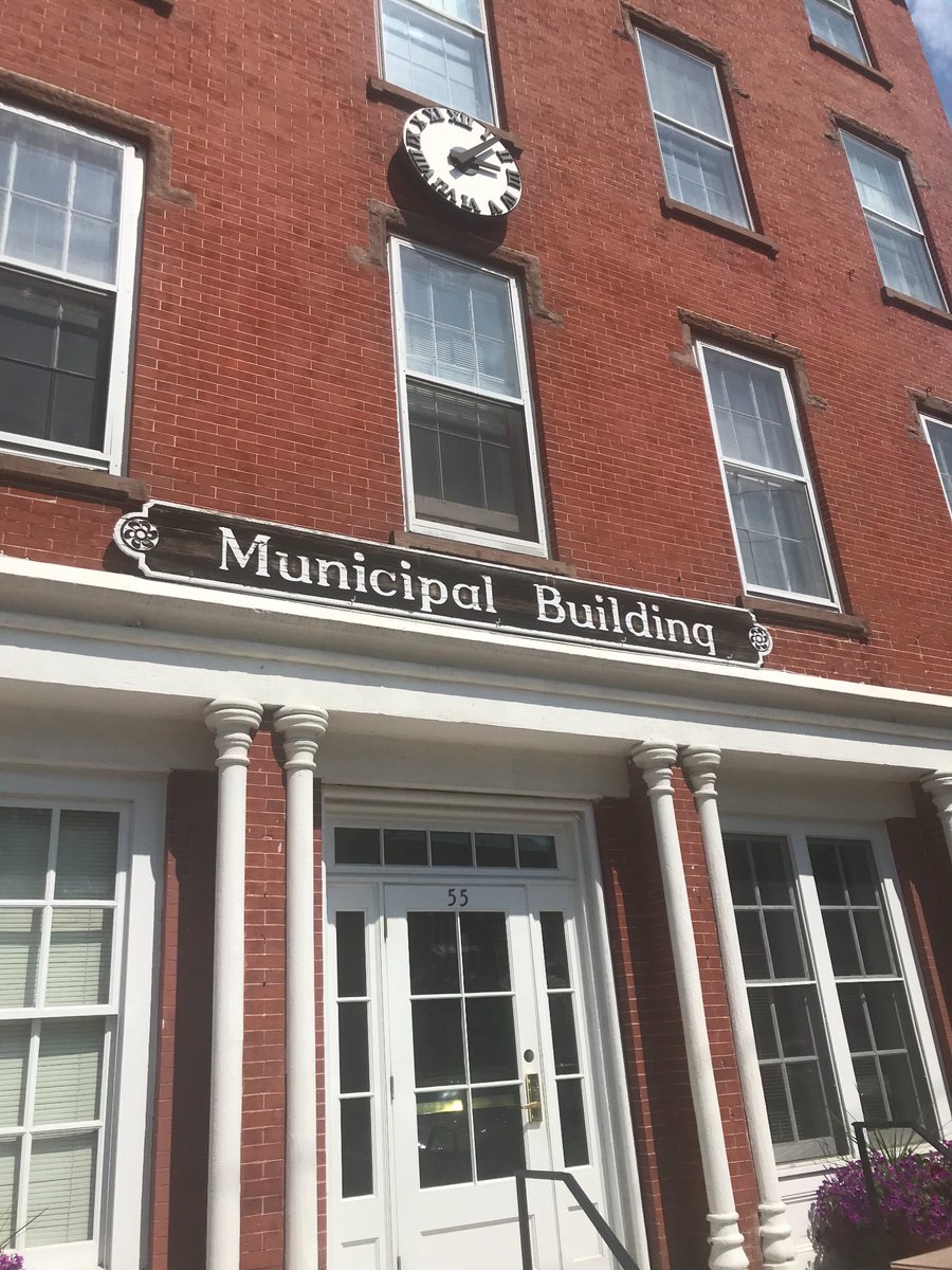 CommAbrams's tweet image. This is the greeting pic I get from my wife @DebbieAbrams and daughter @margaretabrams visiting in the Hamptons. They know me too well!