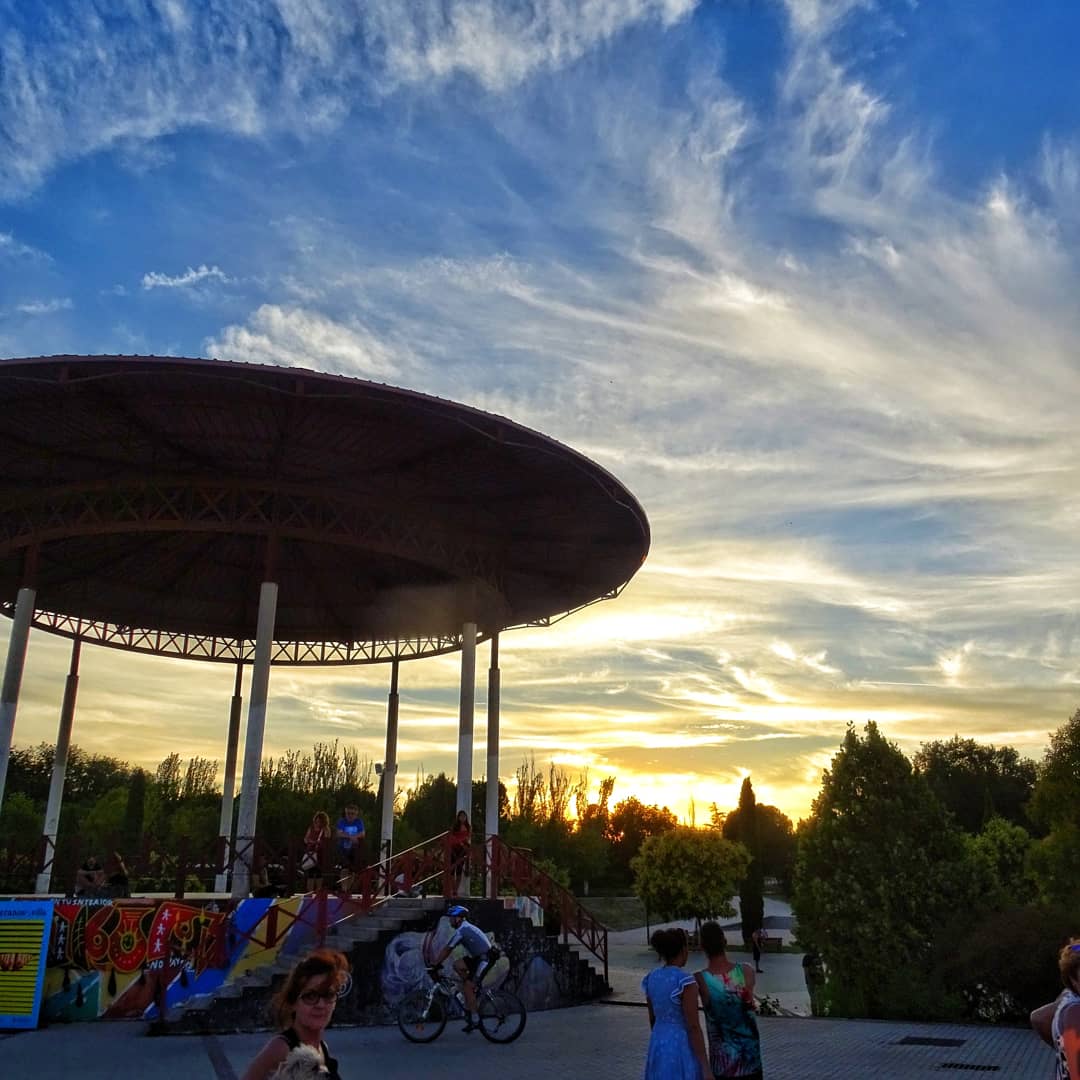 VidaDeMadrid's tweet photo. Vida de eclipse - Ahora en el Parque de Pradolongo, esperando la eclipse lunar! Somos muchísimos! Dj set de Pional . Eventazo @VeranosVilla #madrid #eclipse #eclipsemadrid #eclipselunarmadrid #eclipselunar #atardecermadrid #atardecer #madrid https://t.co/xCKiYBPcPp
