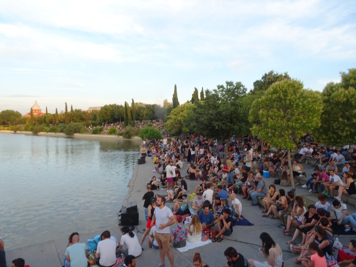 VidaDeMadrid's tweet photo. Vida de eclipse - Ahora en el Parque de Pradolongo, esperando la eclipse lunar! Somos muchísimos! Dj set de Pional . Eventazo @VeranosVilla #madrid #eclipse #eclipsemadrid #eclipselunarmadrid #eclipselunar #atardecermadrid #atardecer #madrid https://t.co/xCKiYBPcPp