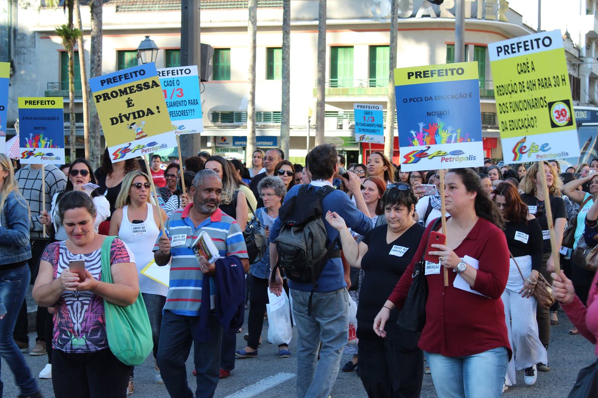 estillo_digital's tweet photo. Protesto que acontece neste momento na Rua do Imperador, em prol da educação. Muitos xingamentos a Bernardo Rossi, prefeito de Petrópolis. https://t.co/7zSBjvK9oH