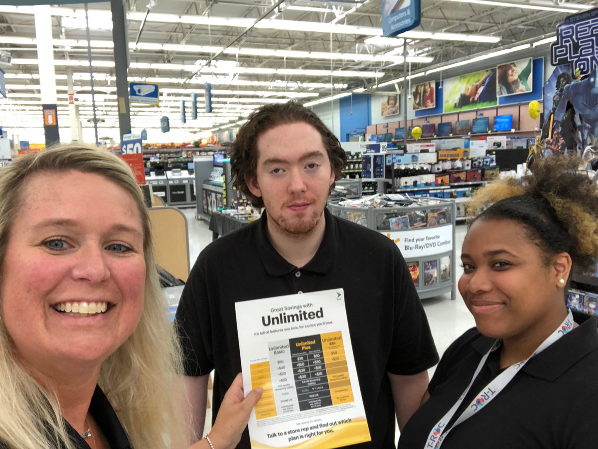 ItalianoN1's tweet photo. Memphis TN Walmart new hire trained and excited about selling sprint!!! ⁦@markjacksonKC5⁩ ⁦@erinkorski⁩ #SprintwalmartTKO https://t.co/yExFhhjzuQ
