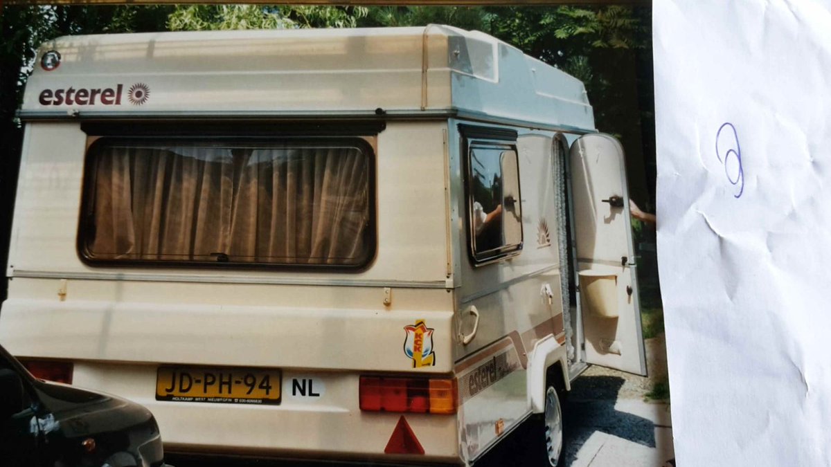 cryptodropship's tweet photo. Goedkoop op #vakantie met een gezelschap tot drie personen? Huur mijn #vouwwagen, waarbij "vouwwagen" eigenlijk een verkeerde benaming is, want hij bestaat niet uit tentdoek maar uit wanden die je op- of neerklapt.
De juiste benaming is dan ook #klapcaravan.
Het is een #Esterel https://t.co/ZinbwlVBXt