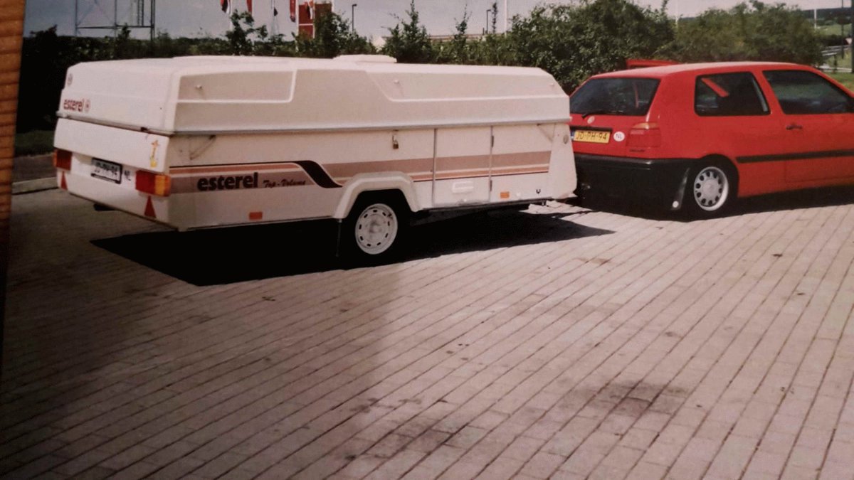 cryptodropship's tweet photo. Goedkoop op #vakantie met een gezelschap tot drie personen? Huur mijn #vouwwagen, waarbij "vouwwagen" eigenlijk een verkeerde benaming is, want hij bestaat niet uit tentdoek maar uit wanden die je op- of neerklapt.
De juiste benaming is dan ook #klapcaravan.
Het is een #Esterel https://t.co/ZinbwlVBXt