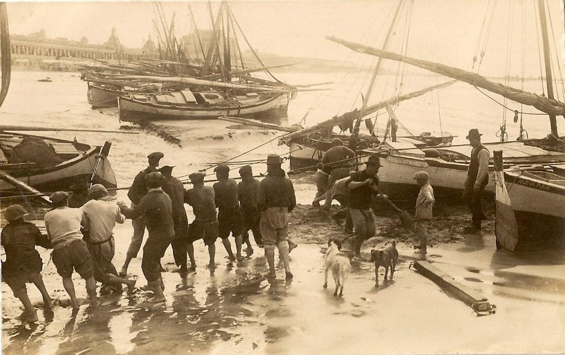Historias marplatenses: la actual playa Las Toscas, junto al Torreón, se llamó a principios del siglo XX De los Pescadores porque allí operaban las lanchas de pesca cuando fueron desplazadas de la Bristol, su sitio original. Aporte de Carlos Alberto De Ada.